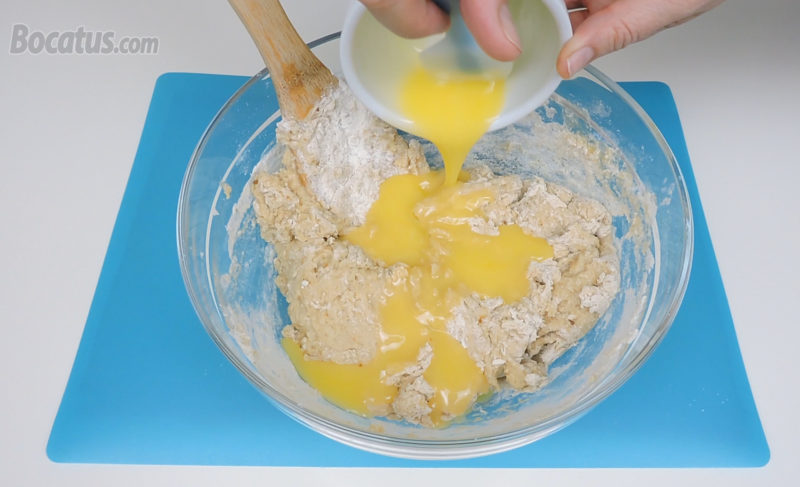 Añadiendo la mantequilla a la masa