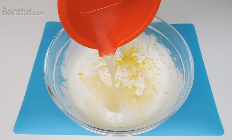 Añadiendo el zumo de limón a la mezcla de queso y yogur