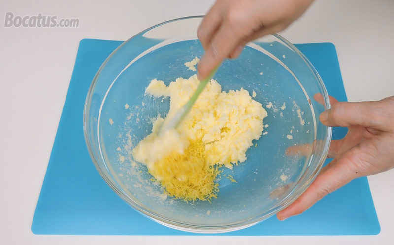 Integrando la ralladura de limón en la crema de mantequilla