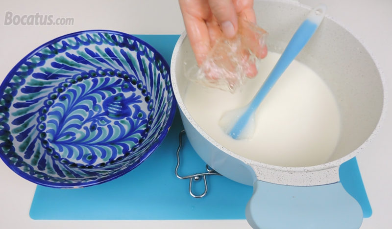 Añadiendo la gelatina hidratada a la mezcla de nata y leche