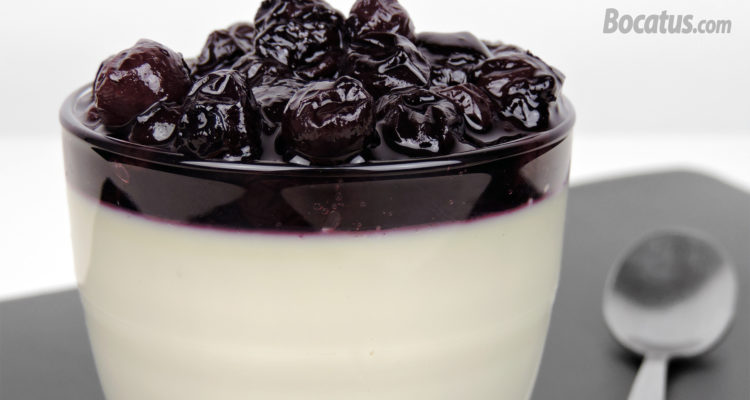 Panacota de Chocolate Blanco con salsa de arándanos Panacota de Chocolate Blanco con salsa de arándanos
