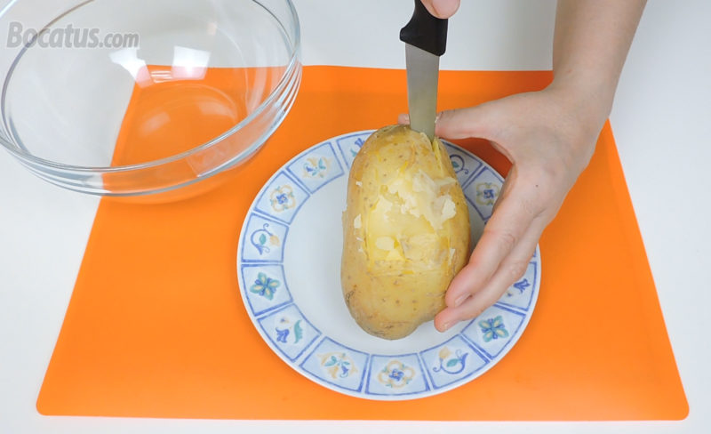 Cortando la parte superior de la patata