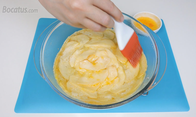Pincelando la superficie de la tarta con mermelada de melocotón
