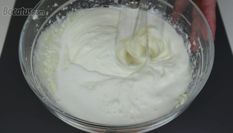 Integrando la nata en la crema de quesos