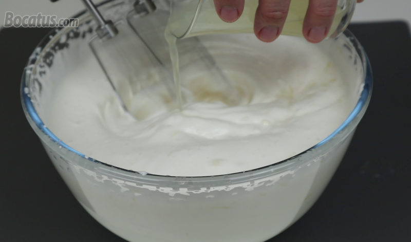 Agregando el zumo de limón a la leche evaporada montada