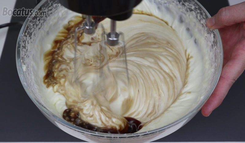Integrando la gelatina de café en la crema