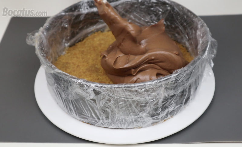 Extendiendo la crema de chocolate sobre la base de galleta