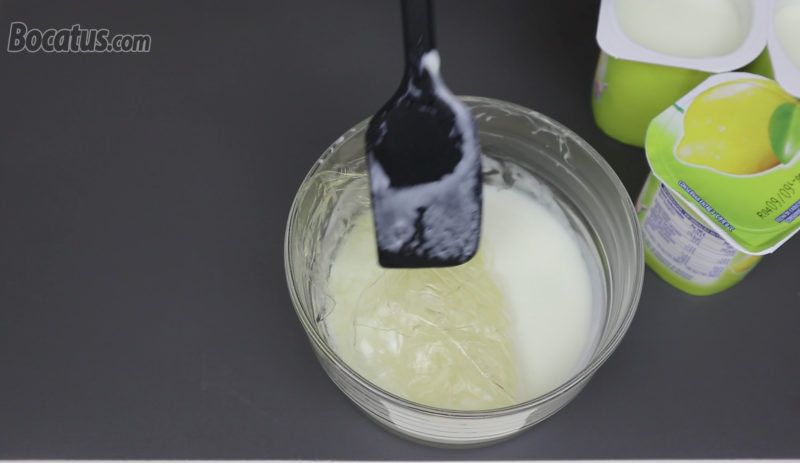 Integrando las hojas de gelatina en el yogur