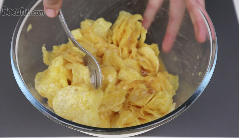 Mezclando las patatas con el huevo mientras se hidratan