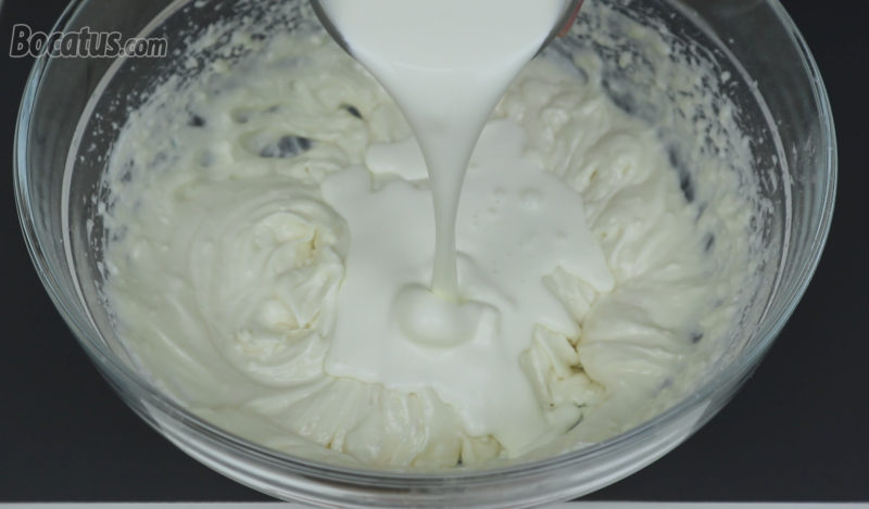 Vertiendo la nata en la mezcla de queso