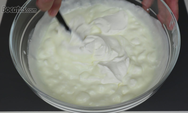 Integrando la nata montada en el yogur