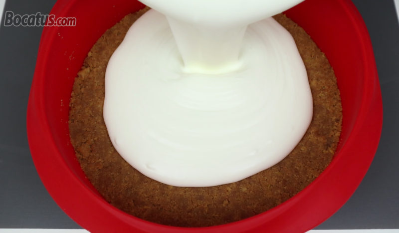 Vertiendo la mezcla de yogur en el molde