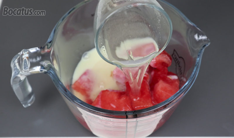 Añadiendo la gelatina líquida al vaso batidor