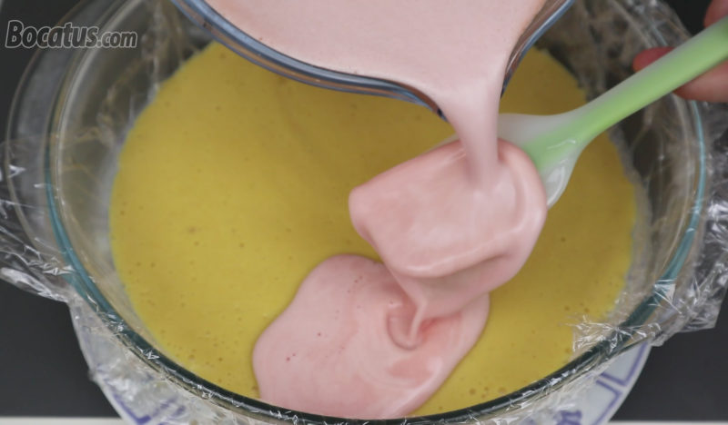 Vertiendo la mezcla de sandía sobre la gelatina de melocotón