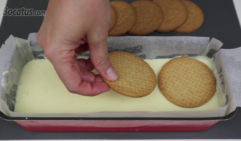 Colocando las galletas en la superficie de la crema