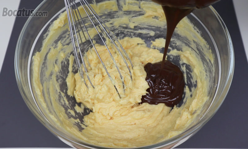 Añadiendo el chocolate fundido a la crema de mantequilla y yemas
