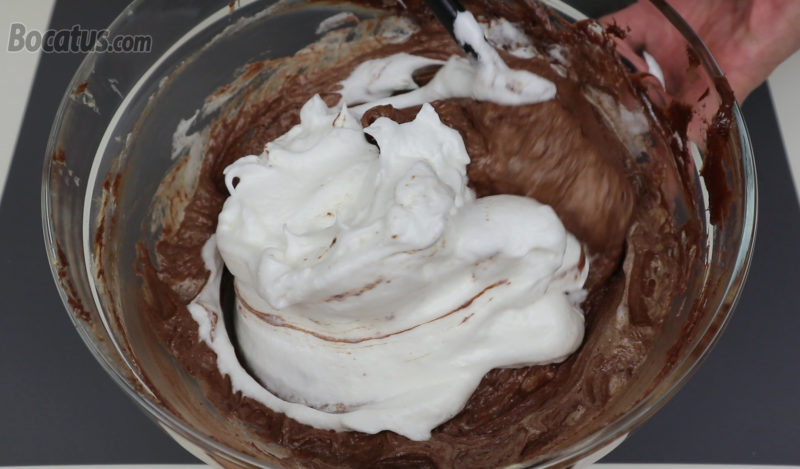 Integrando las claras en la crema de mantequilla, yemas y chocolate