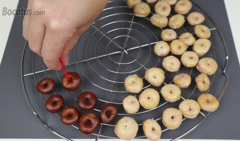 Colocando los mini donuts sobre una rejilla