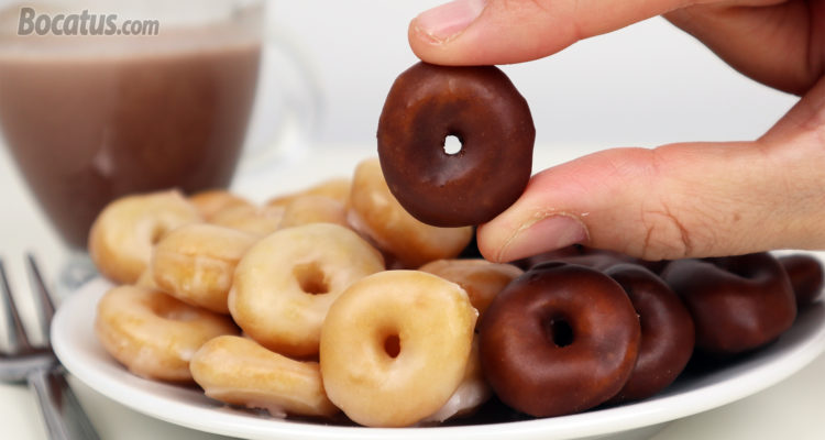 MINI DONUTS GLASEADOS de azúcar y chocolate MINI DONUTS GLASEADOS de azúcar y chocolate