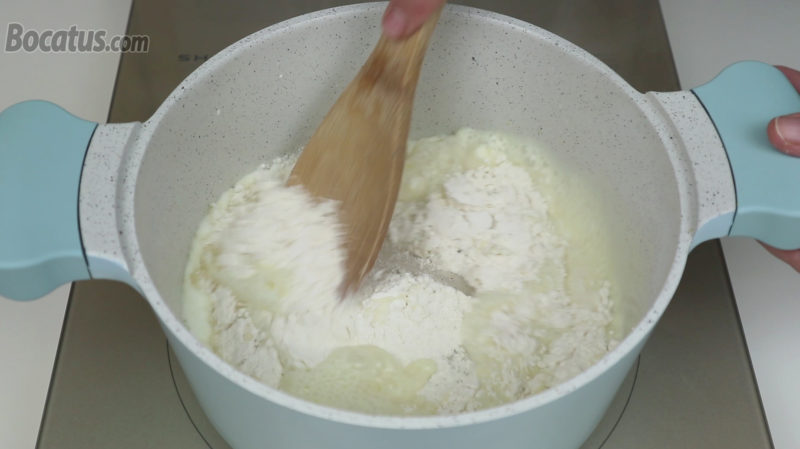 Integrando la harina en la mezcla de leche y mantequilla