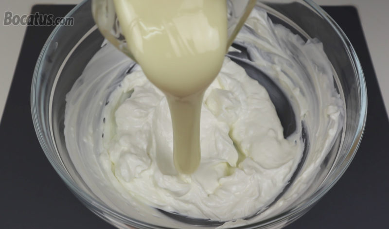 Añadiendo la leche condensada a la mezcla de queso y yogur