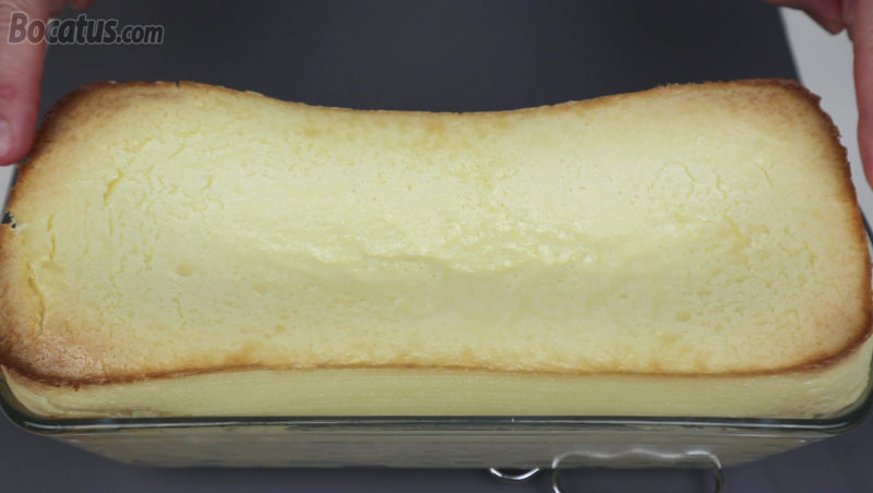 Pastel de queso y leche condensada recién horneado