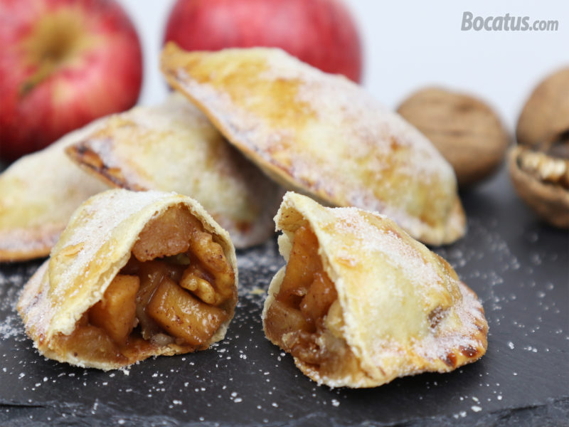 Empanadillas dulces rellenas de manzana y nueces