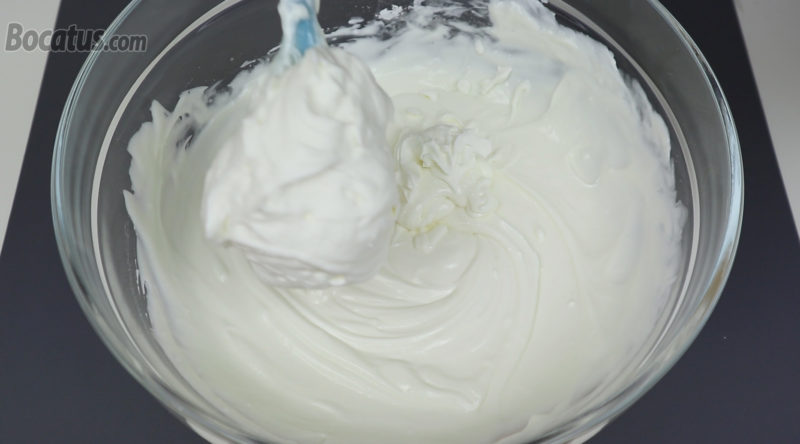 Integrando la nata montada en la mezcla de queso