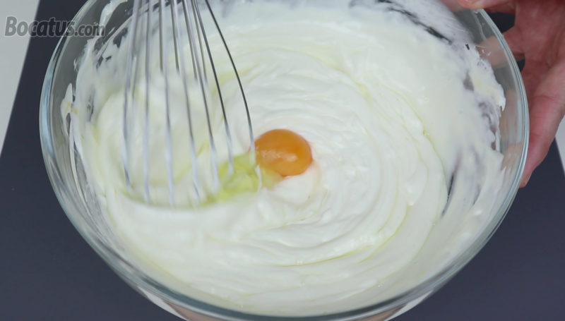 Integrando los huevos en la mezcla de queso