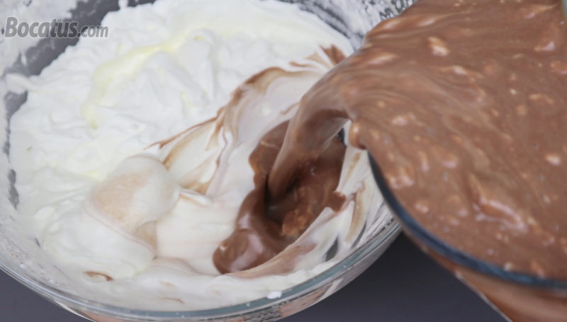 Añadiendo la mezcla de leche, gelatina y Nutella en la nata montada