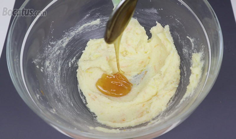 Añadiendo la miel a la crema de mantequilla