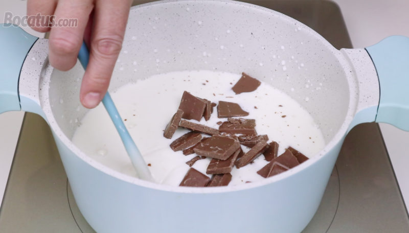 Integrando el chocolate en la mezcla de leche y Maizena