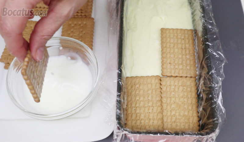Colocando galletas sobre la crema de chocolate blanco