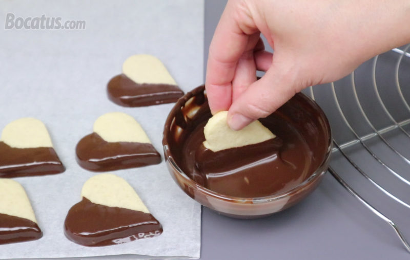 Bañando las galletas en chocolate