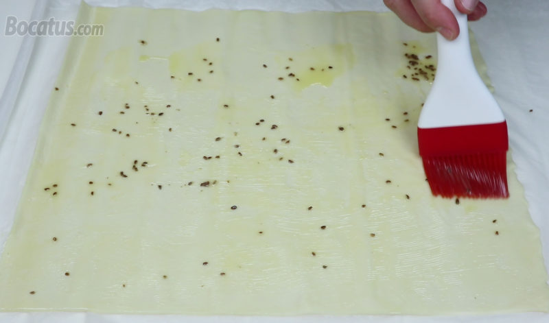 Pincelando el hojaldre con mantequilla 