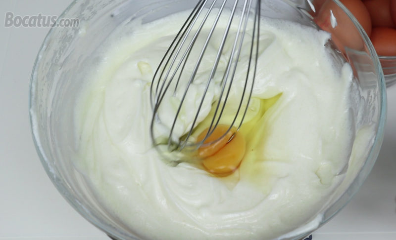 Integrando los huevos en la mezcla de queso