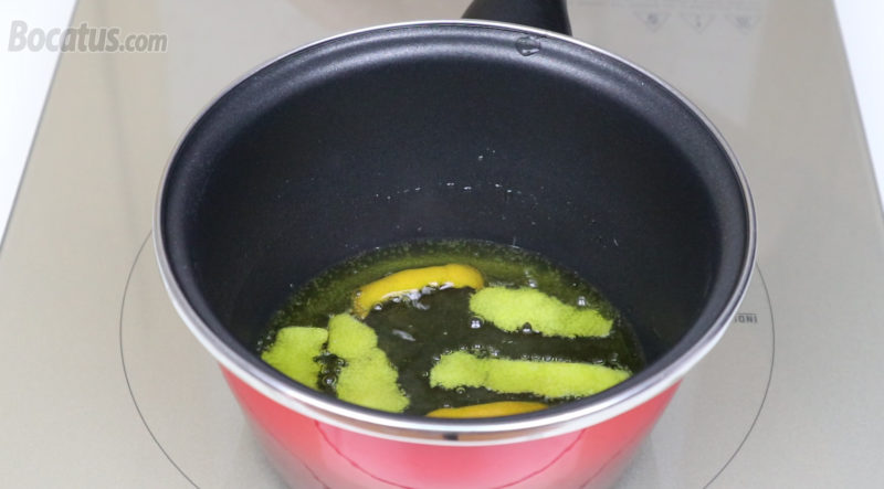 Aromatizando el aceite con las pieles de naranja y limón