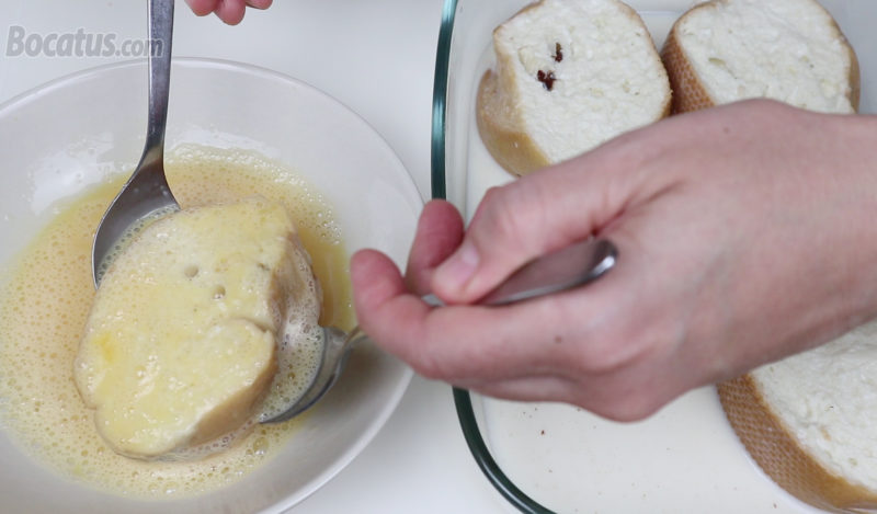 Rebozando las rebanadas de pan en huevo