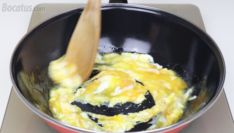 Mezclando los huevos