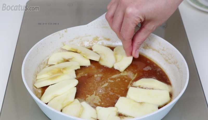 Colocando las láminas de manzana dentro de la sartén