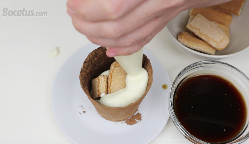 Rellenando las macetas de chocolate con el tiramisú