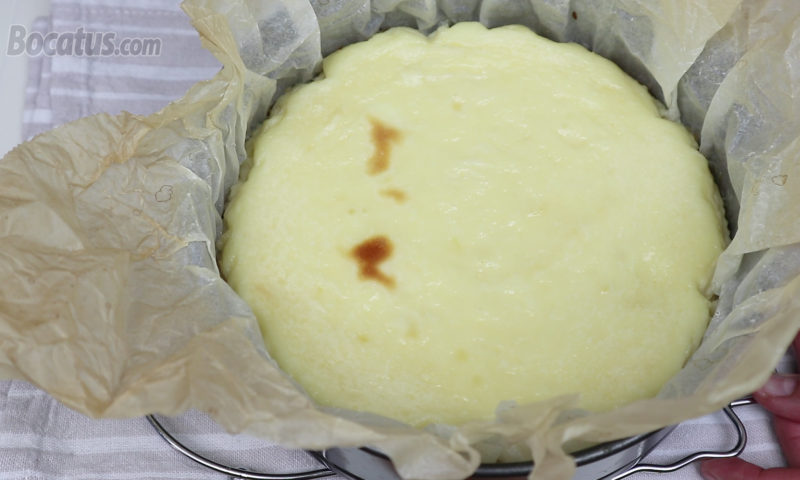 Cheesecake de limón recién horneado