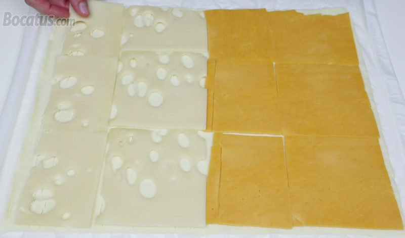 Colocando el queso sobre la lámina de hojaldre