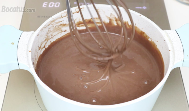 Preparando el flan de chocolate