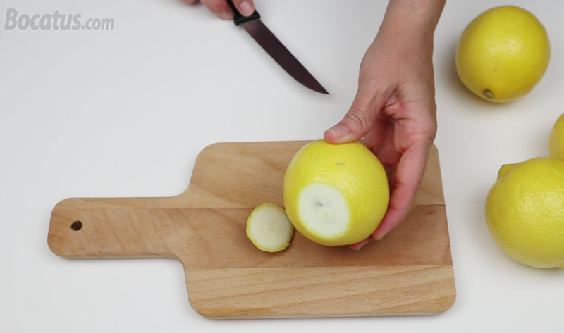 Cortando el extremo del limón para que se mantenga en pie