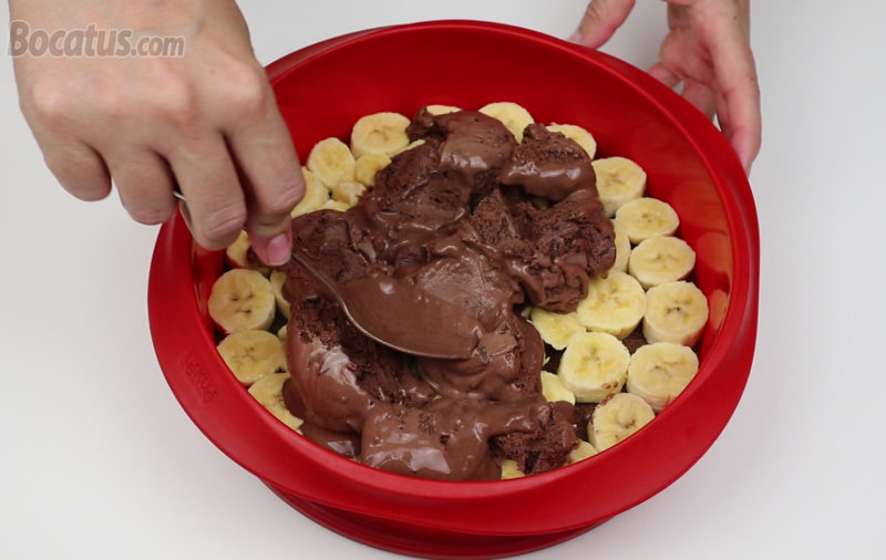Extendiendo el helado de chocolate sobre el plátano