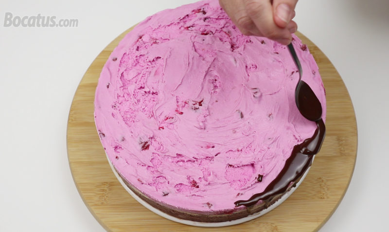 Decorando los bordes de la tarta helada con la ganache de chocolate
