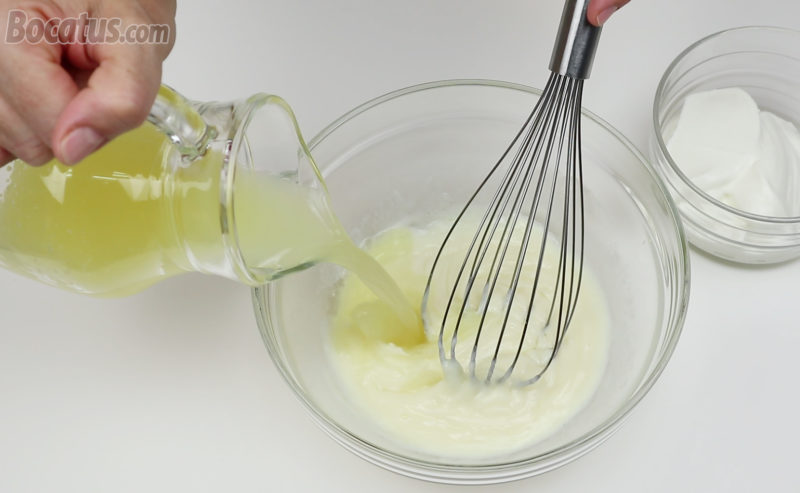 Integrando el zumo de limón con la leche condensada
