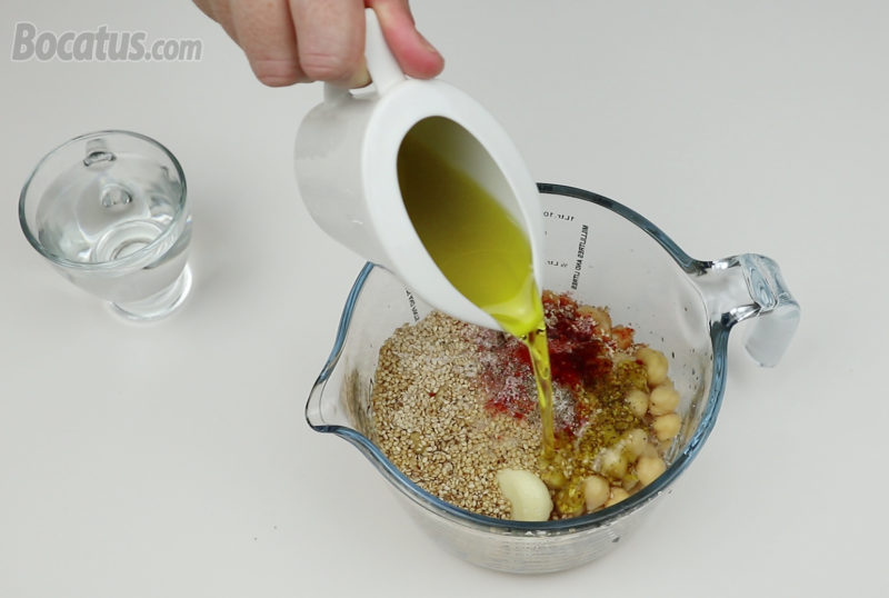 Añadiendo los ingredientes del hummus en el vaso de la batidora