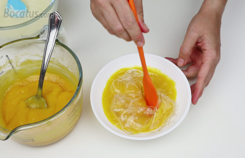 Diluyendo las hojas de gelatina en puré de mango caliente